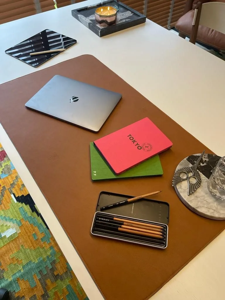 Deskpad caramelo sobre uma mesa de trabalho